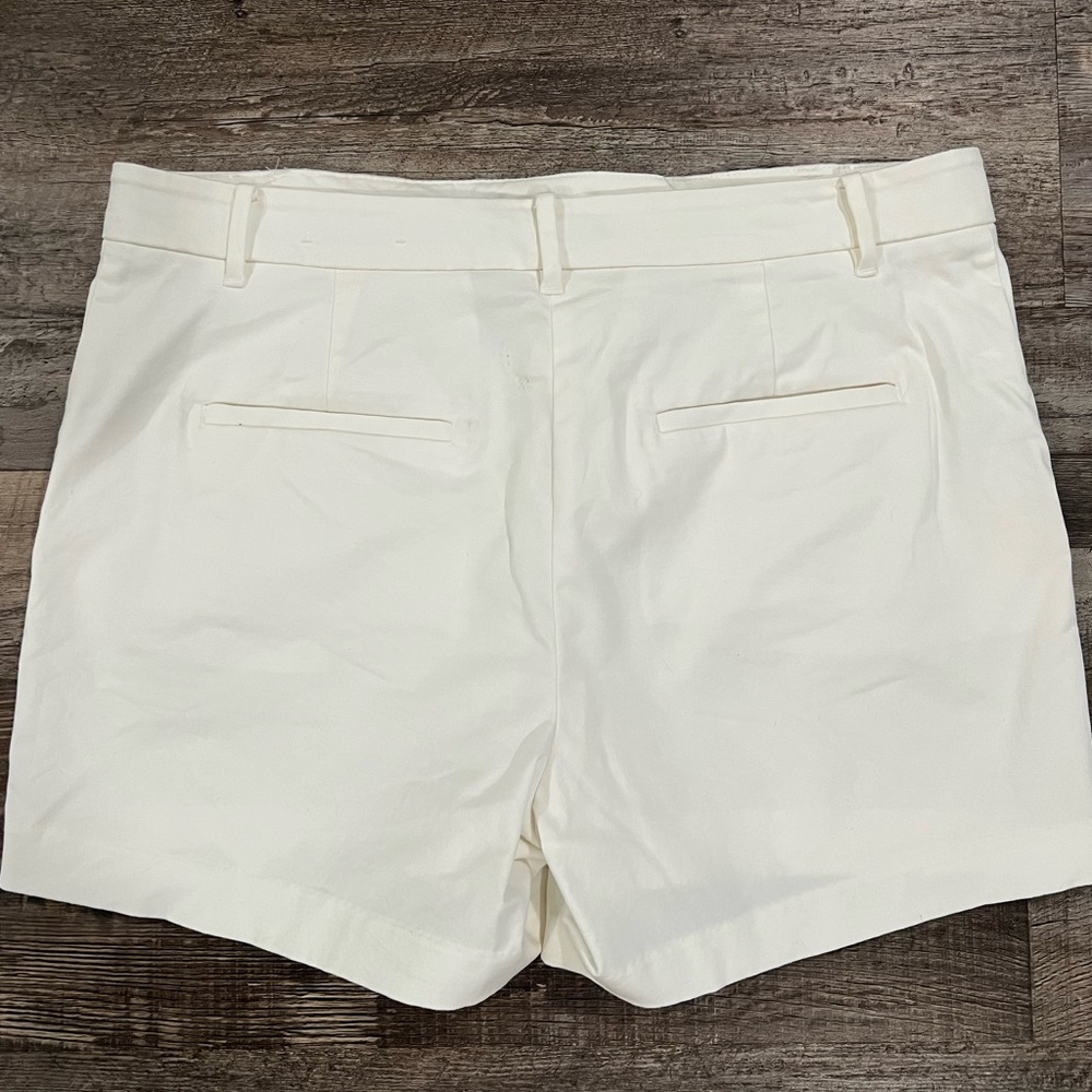 ANN TAYLOR CITY SHORT - Picture 3 of 5
